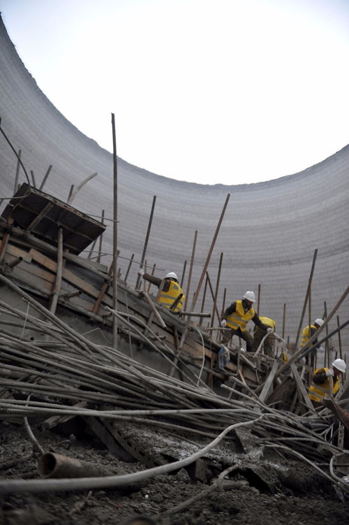 江西电厂事故现场 钢结构从25层坠下 比手臂还粗