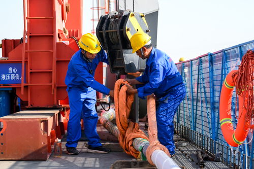 跨越黄河建大桥 包银高铁乌海黄河特大桥施工见闻